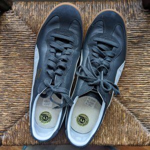 Navy blue men's Puma sneakers, size 9.5